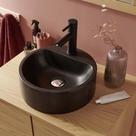 La vasque en résine, polyvalente et design, ne la ratez pas !