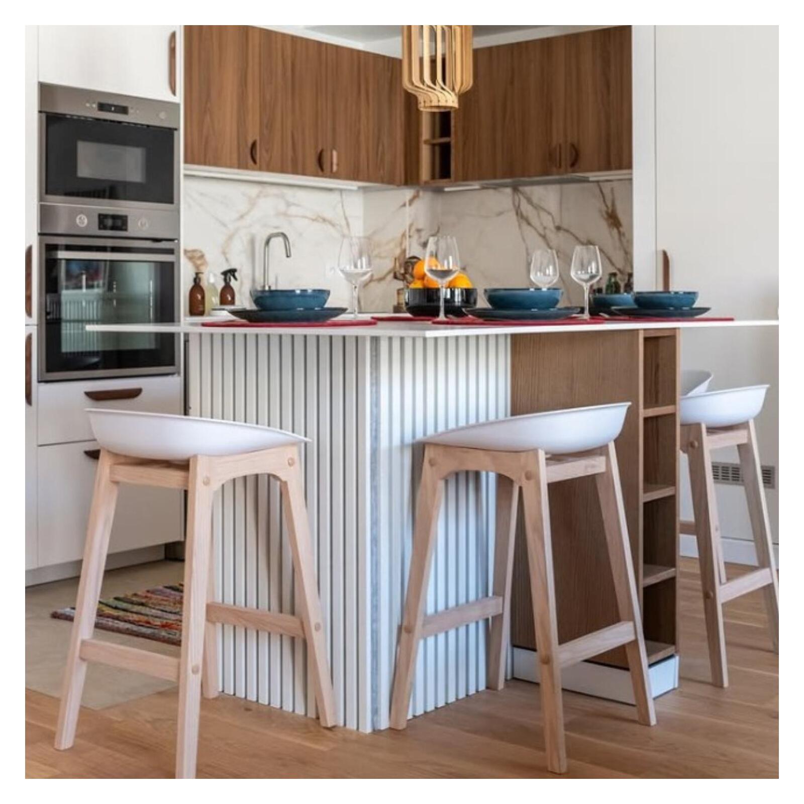 Lot de 4 tabourets de bar 75 cm en chêne et assise blanche