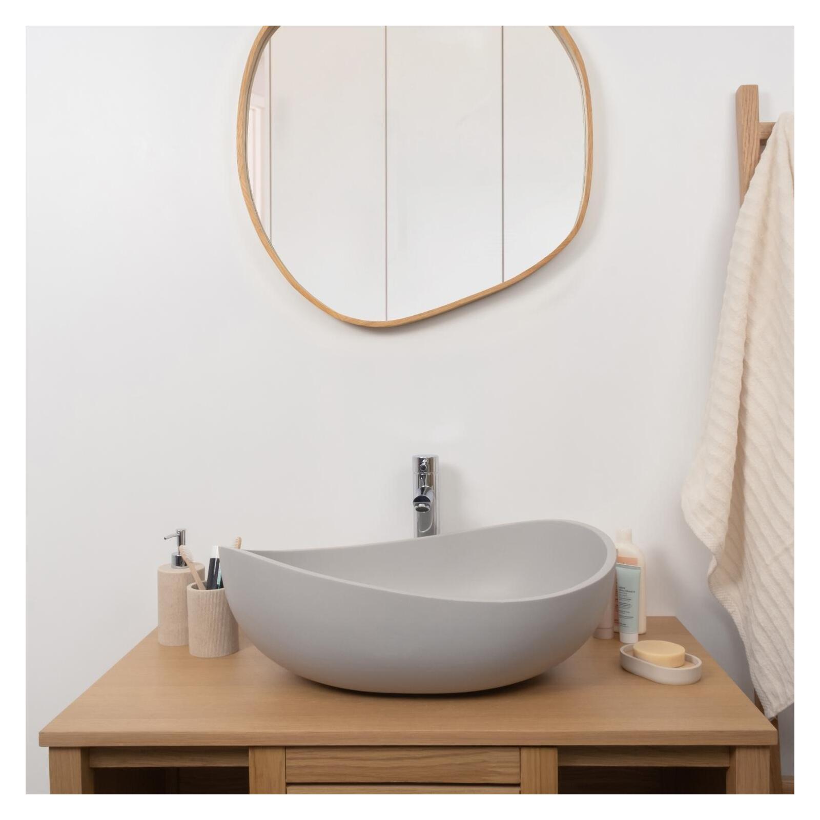 Vasque à poser organique en béton gris 57x37cm Vasque à poser organique en béton gris 57x37cm