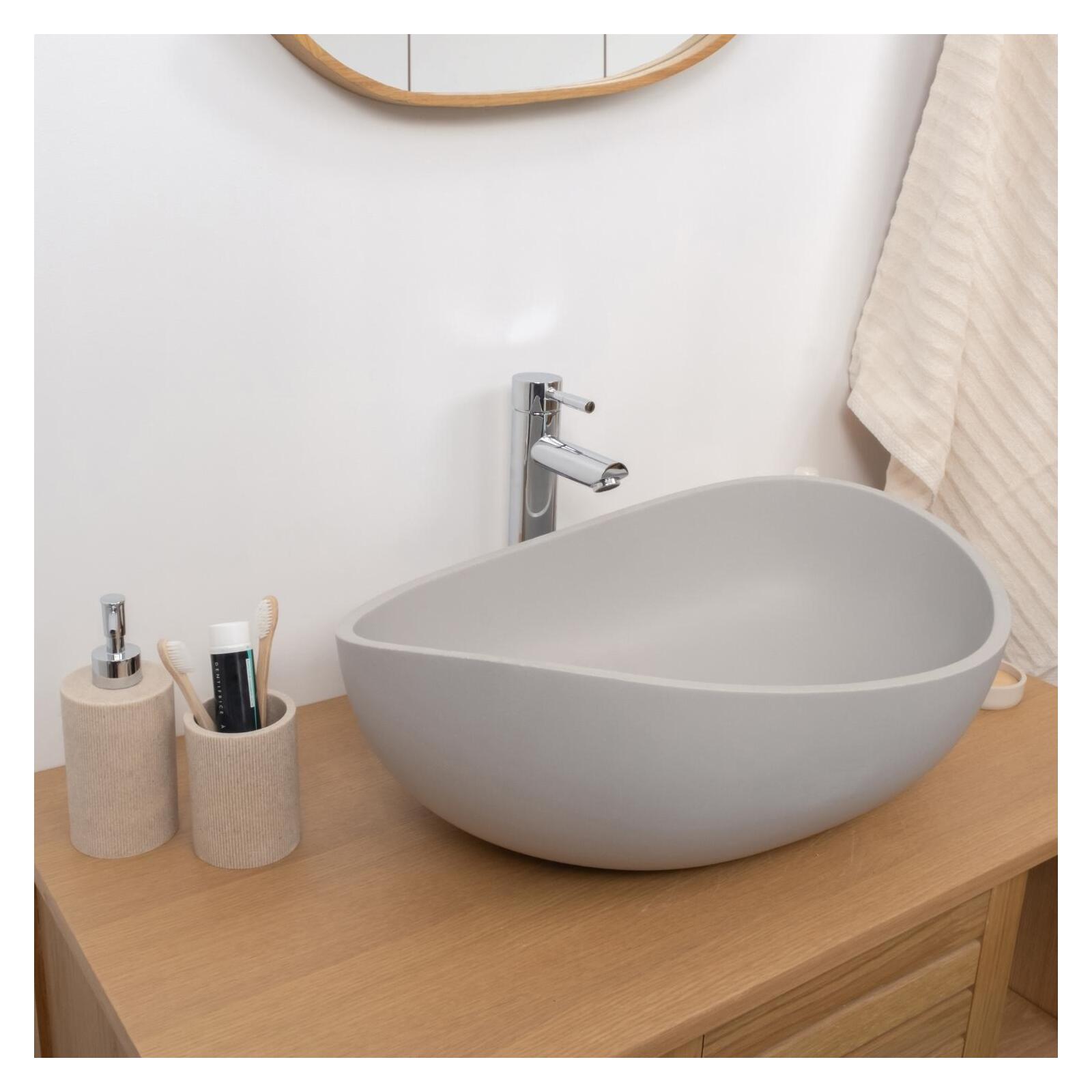 Vasque à poser organique en béton gris 57x37cm Vasque à poser organique en béton gris 57x37cm