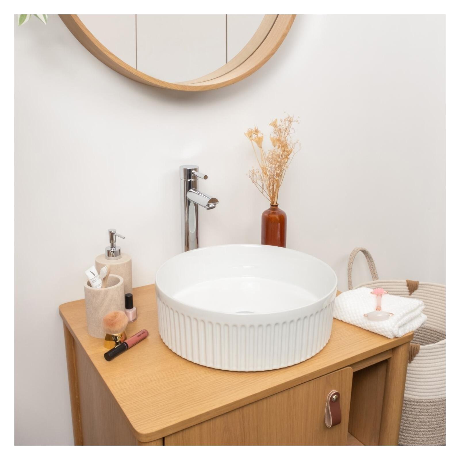 Vasque à poser ronde en céramique blanc texturé 36x36cm Vasque à poser ronde en céramique blanc texturé 36x36cm