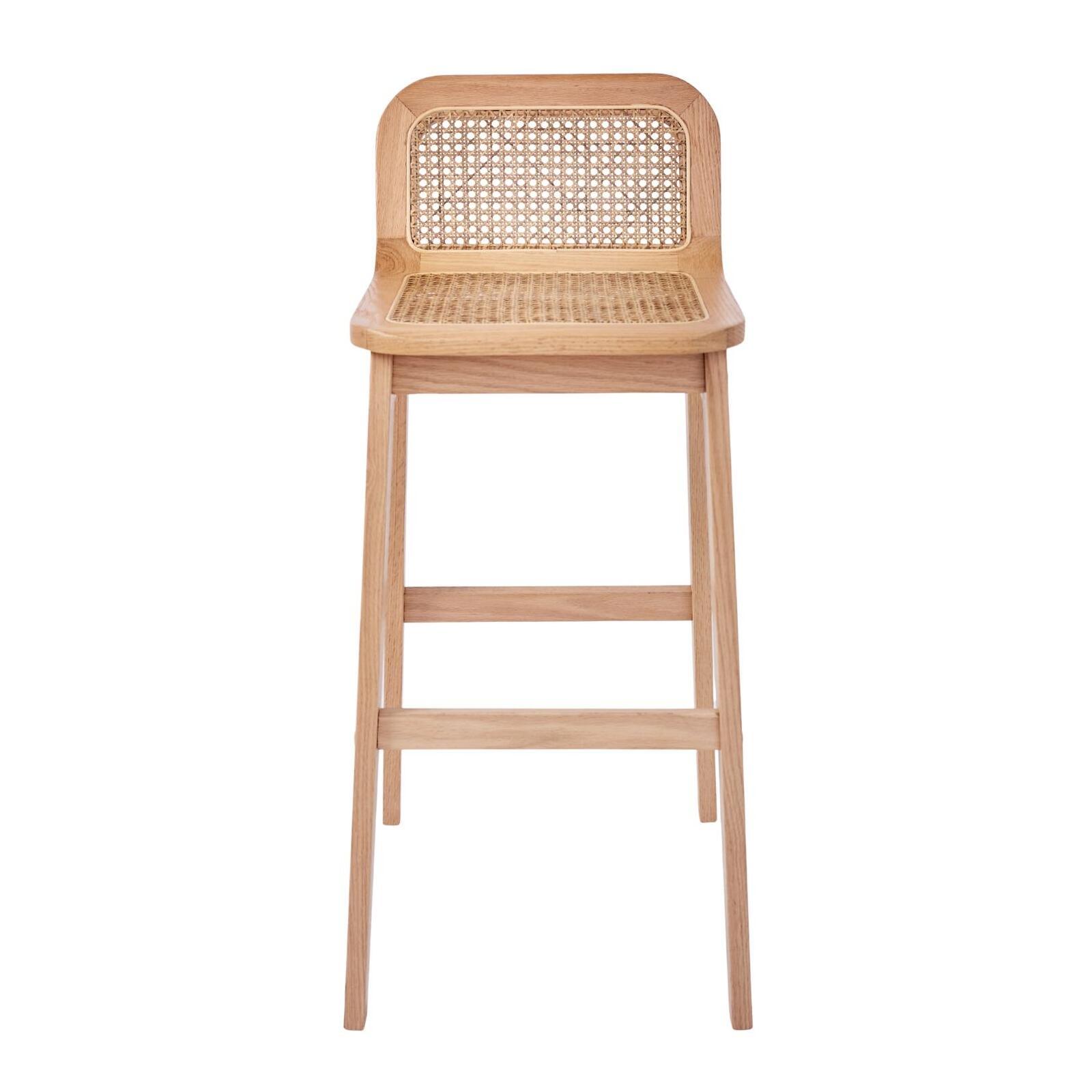 Lot de chaises d'îlot et bar en chêne et assise cannage 65cm Lot de chaises d'îlot et bar en chêne et assise cannage 65cm