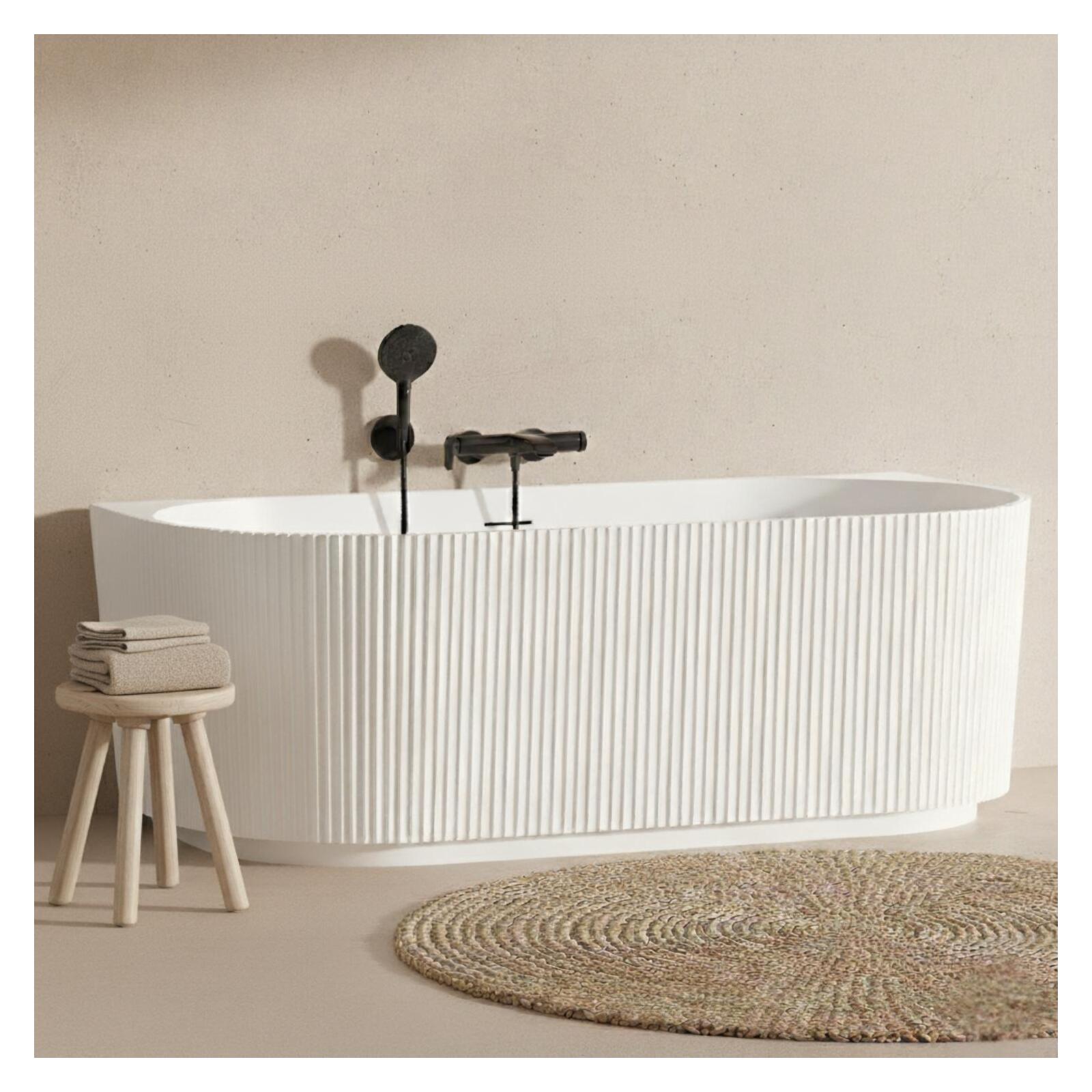 Baignoire murale blanche 170cm striée en acrylique Lucite® - Livrée complète