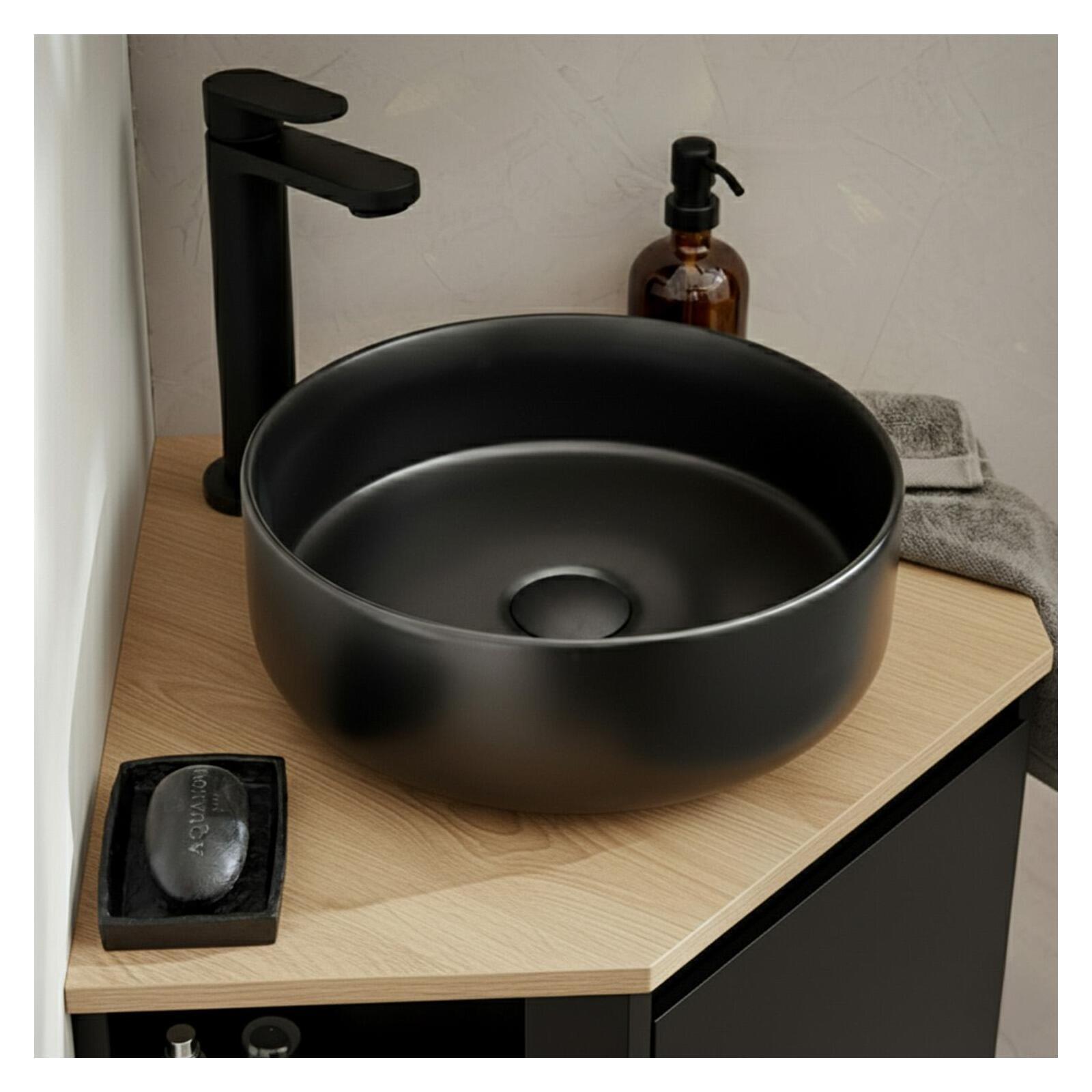 Ensemble meuble sous vasque d'angle avec vasque, robinet noir et armoire de toilette