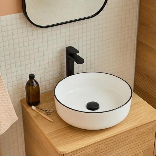 Vasque à poser ronde en céramique blanche et liseré noir 37cm