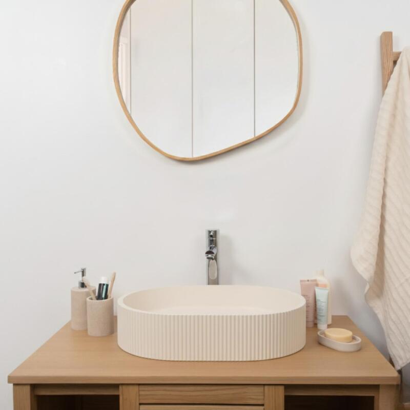 Vasque à poser ovale en béton cannelé beige 37x50cm