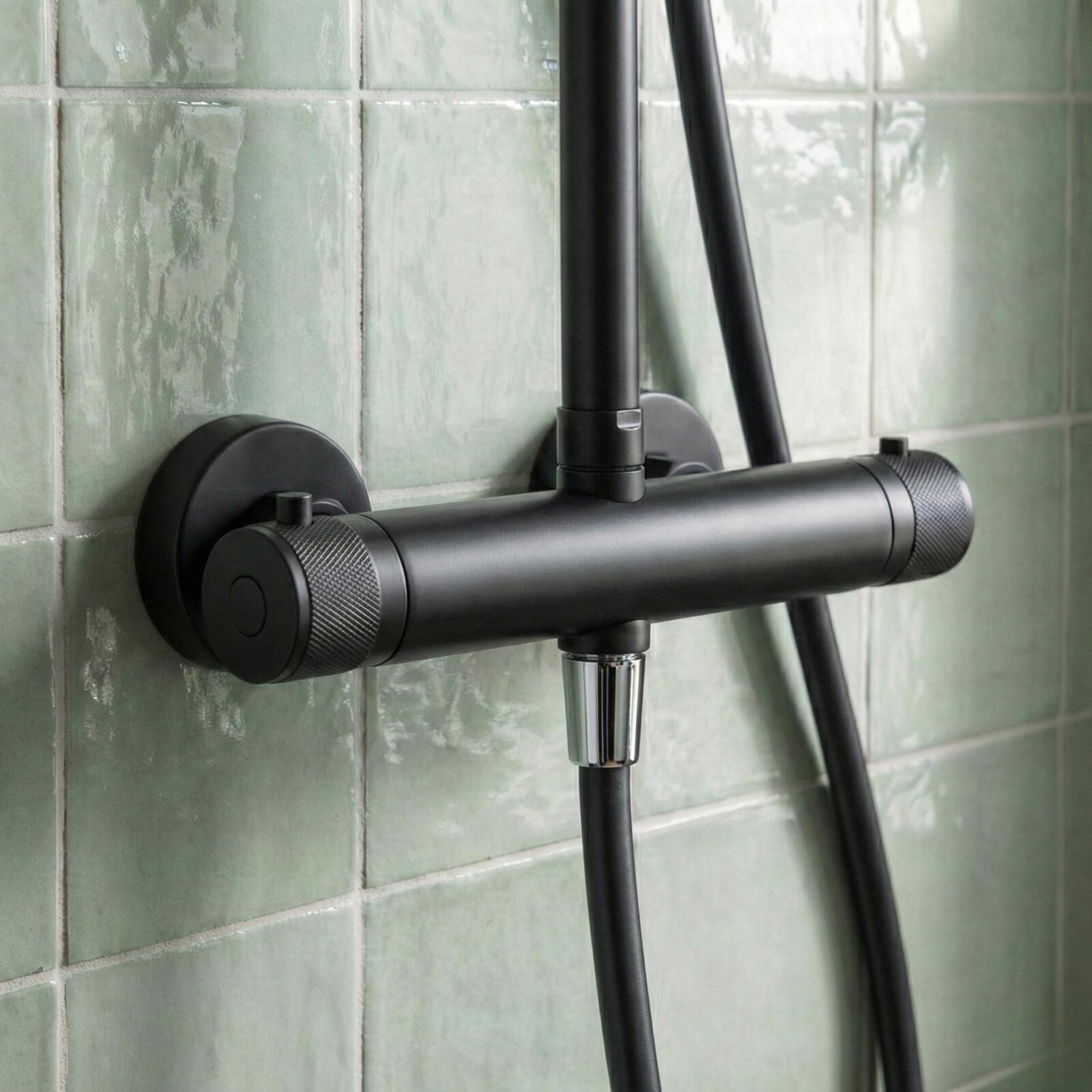 Colonne de douche thermostatique en inox avec tête ronde et poignées guillochées