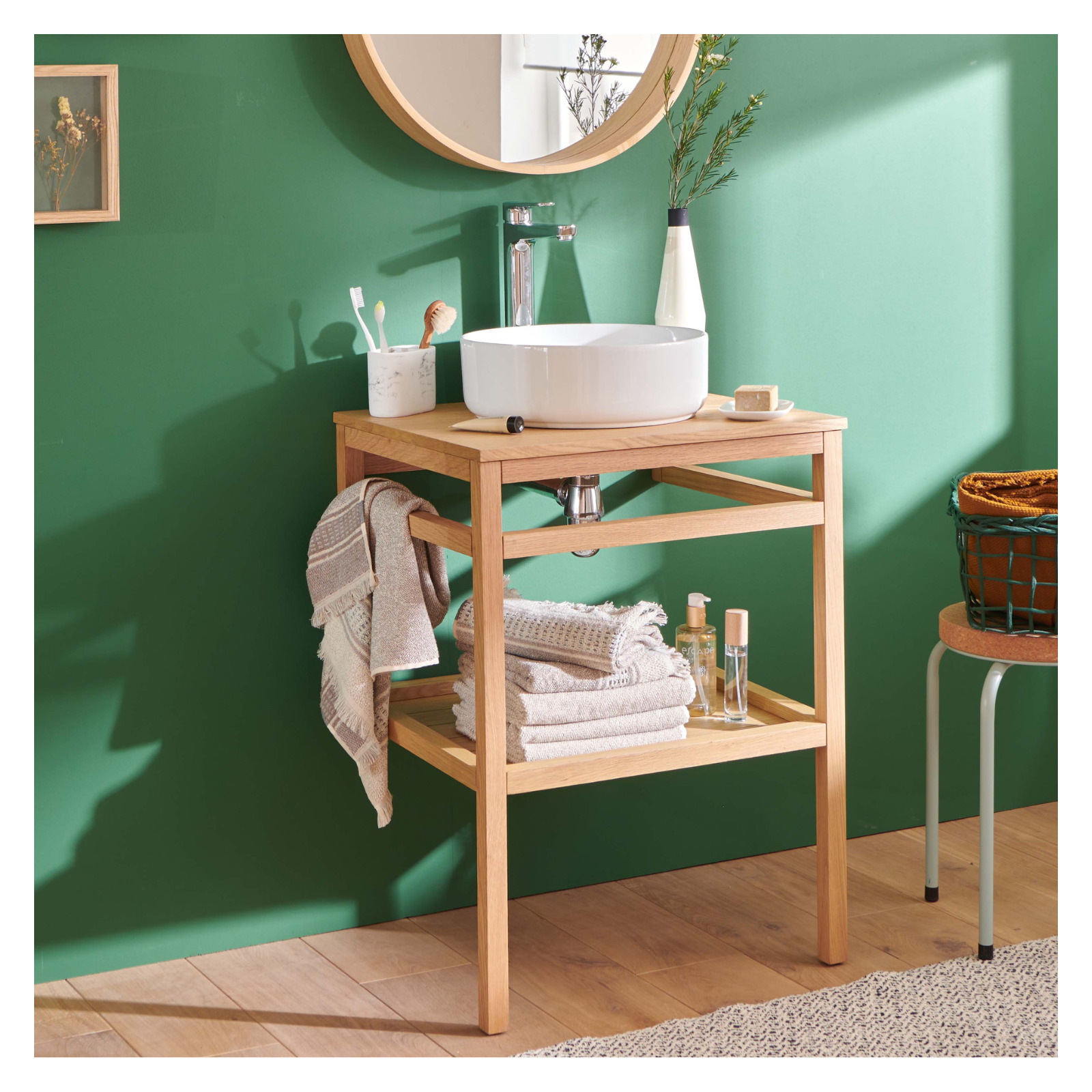 Meuble de salle de bain en chêne avec vasque ronde et robinet