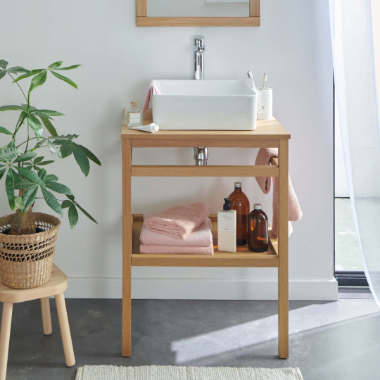 Meuble de salle de bain en chêne avec vasque carrée et robinet
