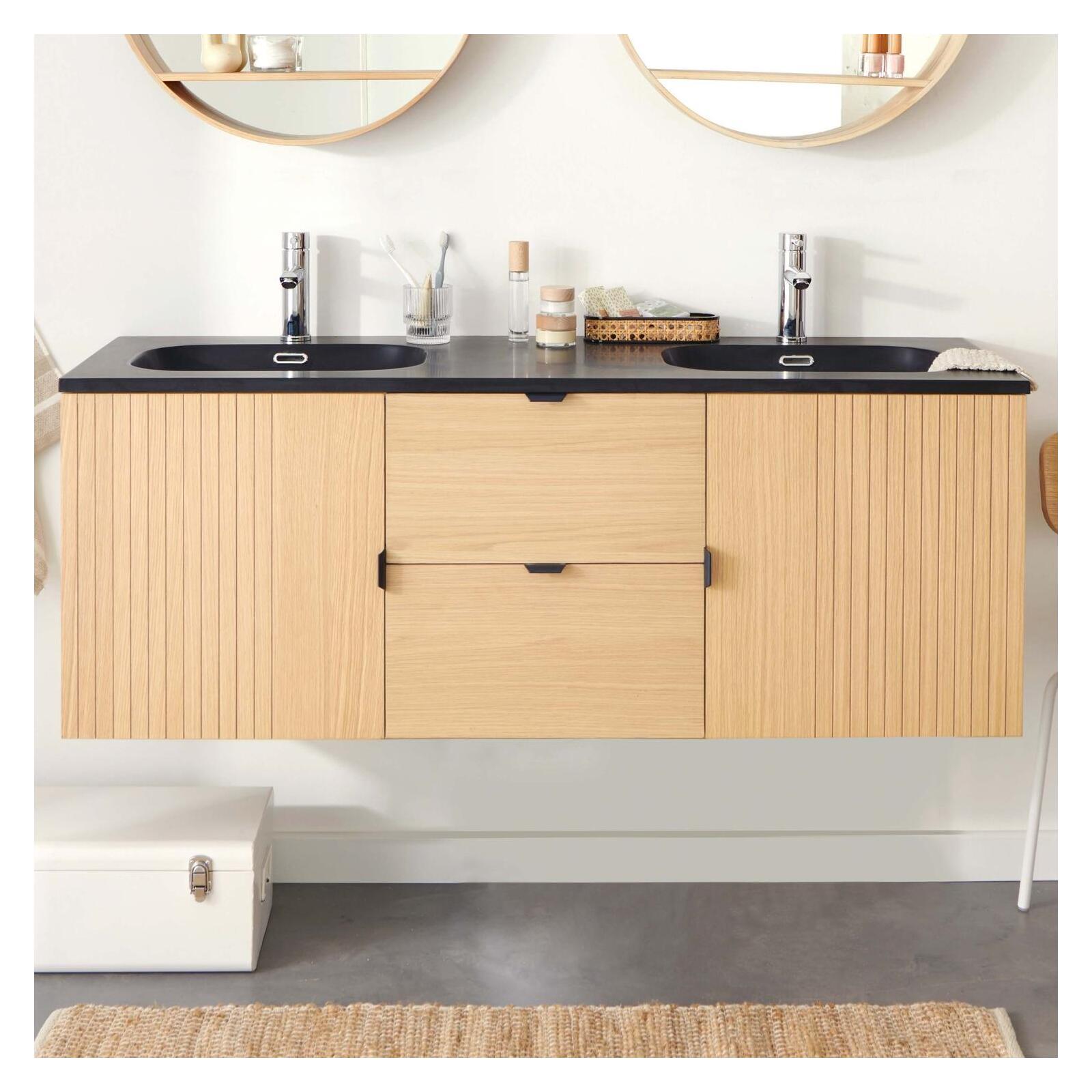 Meuble de salle de bain en chêne avec vasque et robinet
