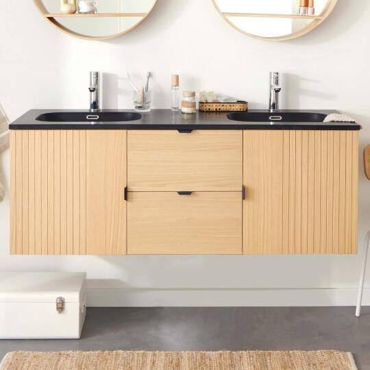 Meuble de salle de bain en chêne avec vasque et robinet
