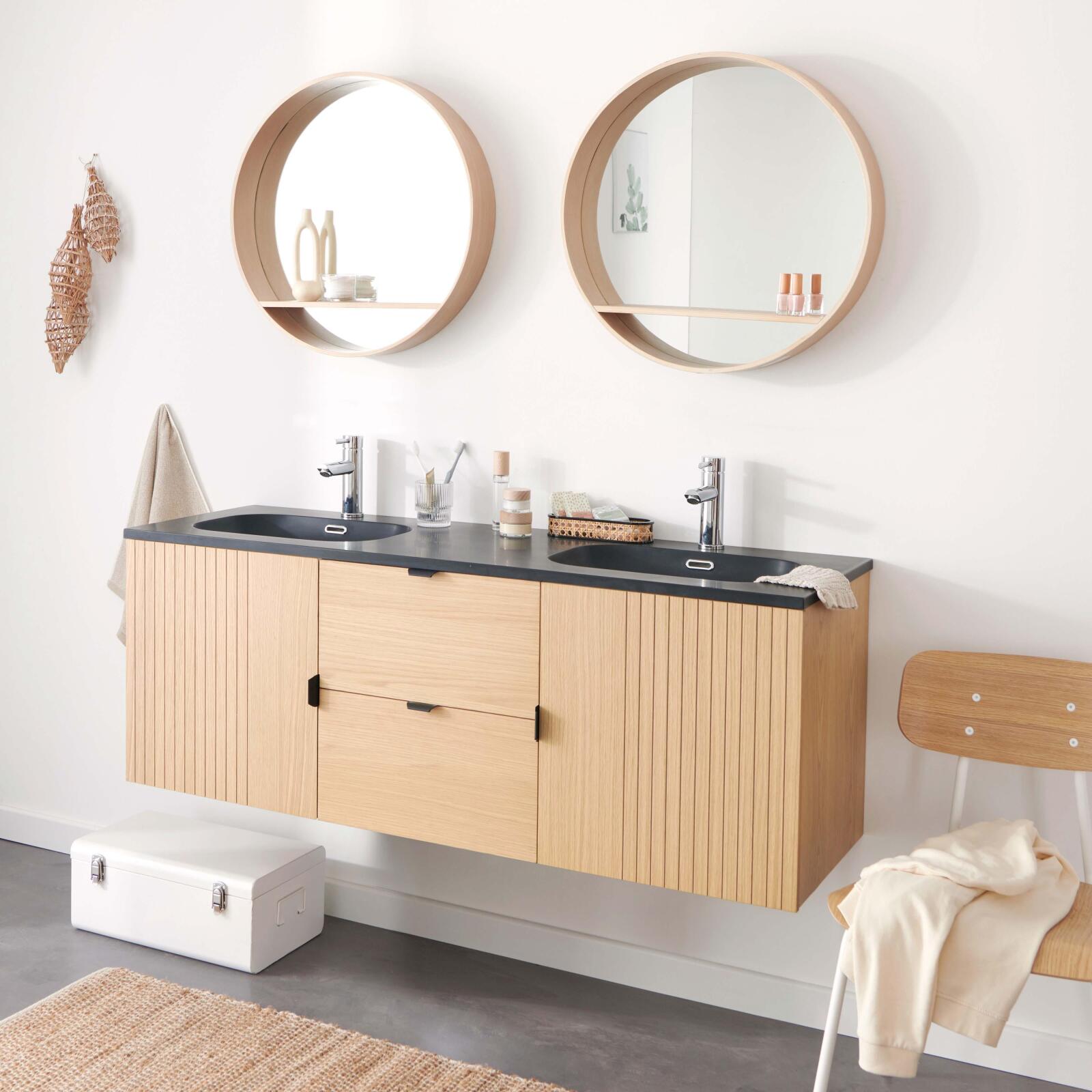 Meuble de salle de bain en chêne avec robinets chromés et miroir ronds
