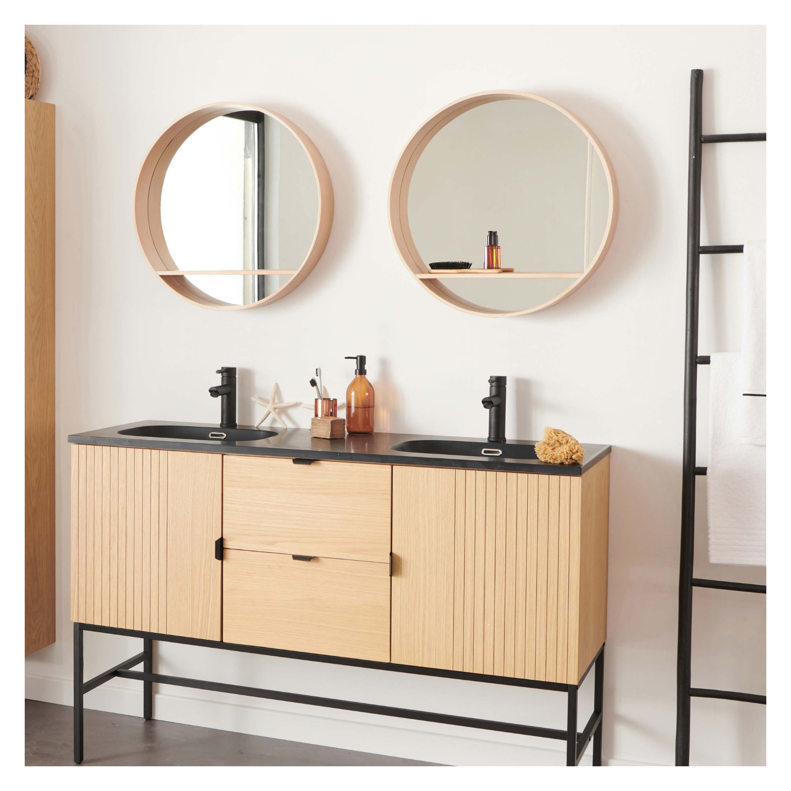 Meuble de salle de bain sur pieds en chêne avec robinets noir et miroirs