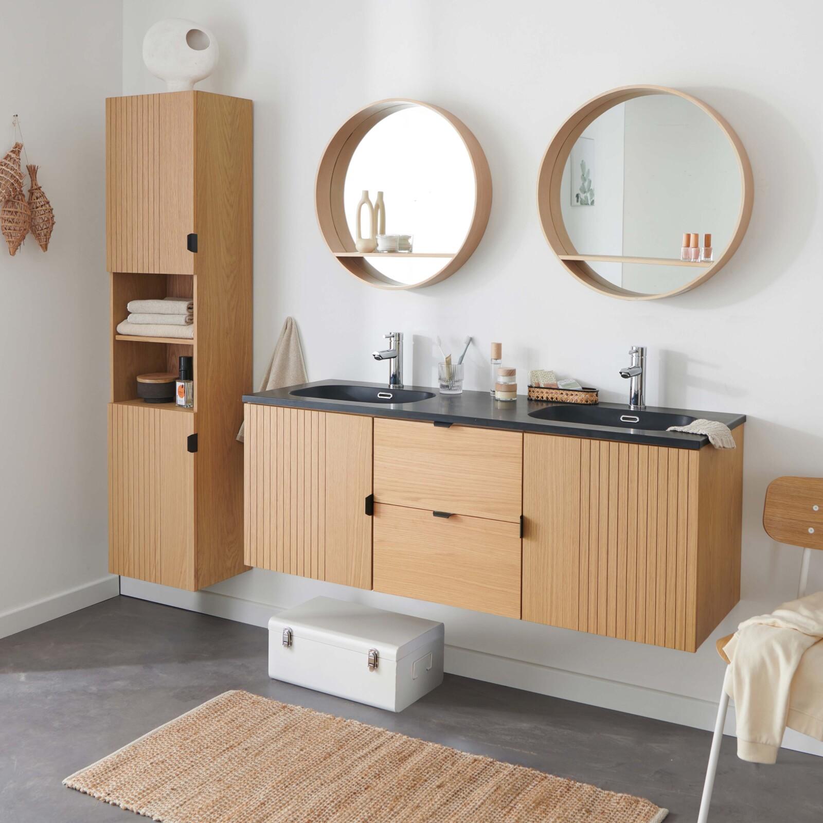 Meuble de salle de bain sur pieds en chêne avec robinets noirs, miroirs ronds et colonne