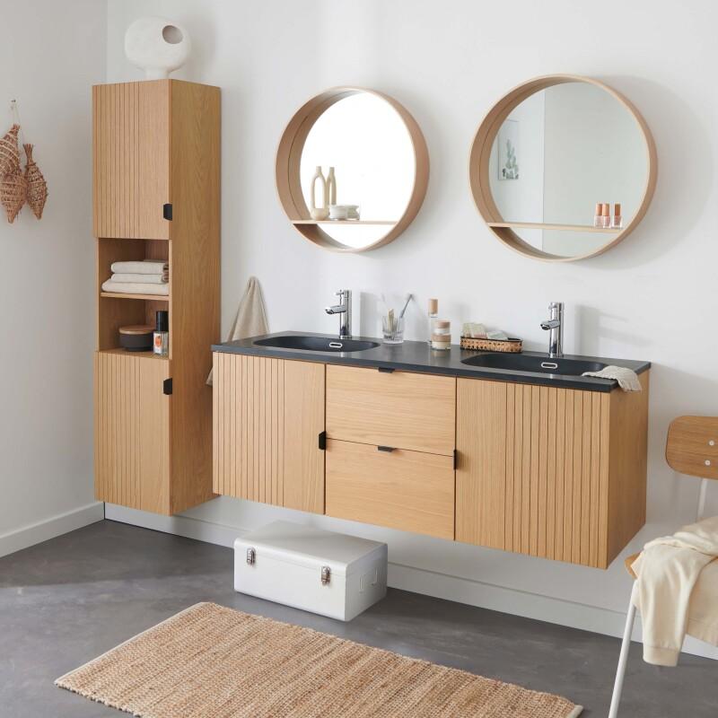 Meuble de salle de bain sur pieds en chêne avec robinets noirs, miroirs ronds et colonne