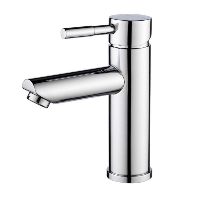 Meuble de salle de bain en chêne avec robinets chromés, miroirs carrés et colonne