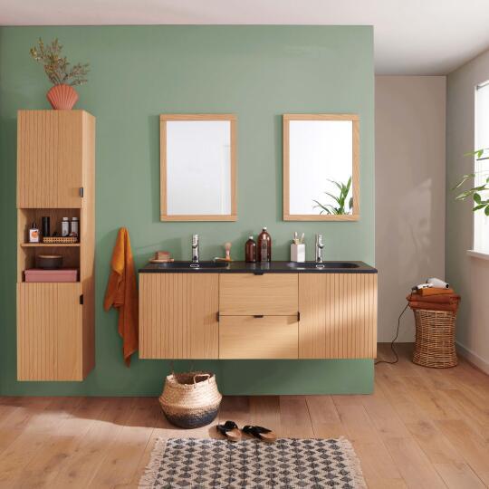 Meuble de salle de bain en chêne avec robinets chromés, miroirs carrés et colonne
