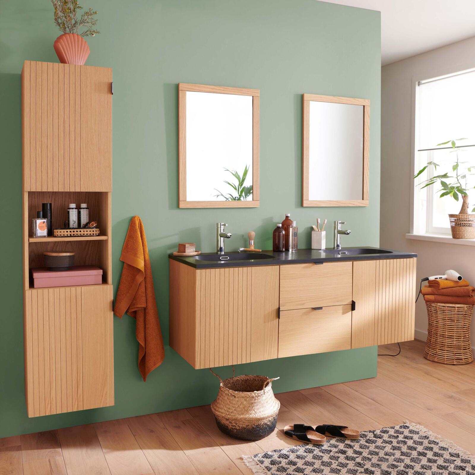 Meuble de salle de bain en chêne avec robinets chromés, miroirs carrés et colonne