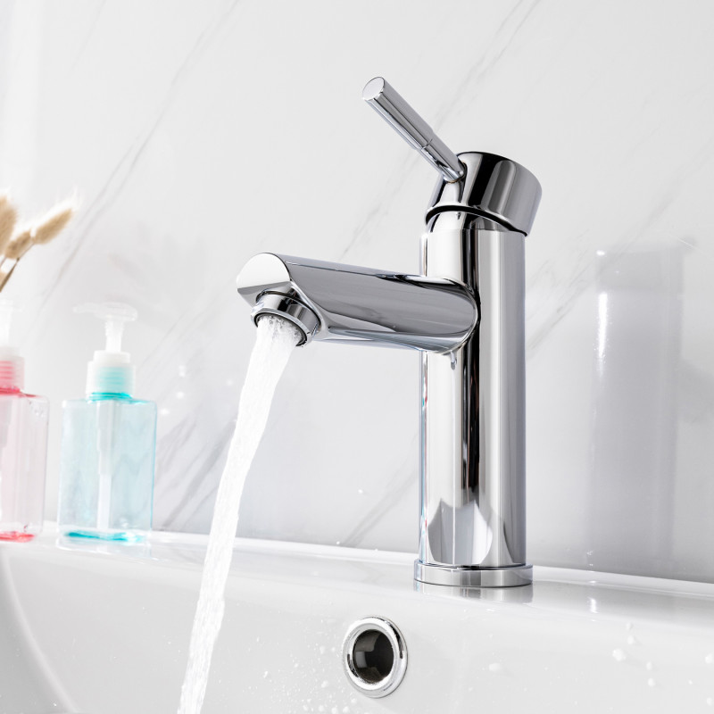 robinet de salle de bain gris chromé