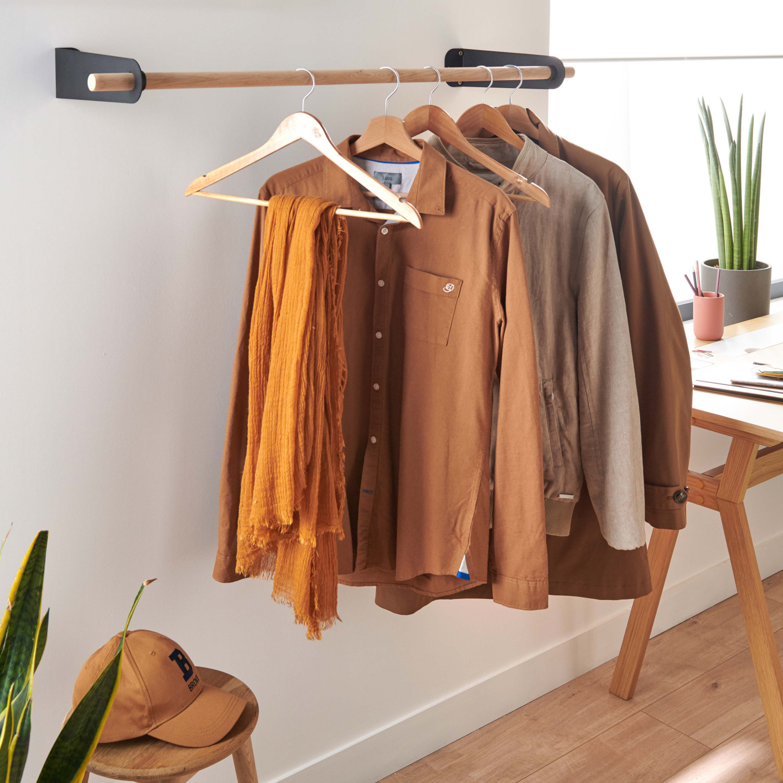 Kit penderie suspendue / portant barre murale Chêne / Métal Noir Mat 1 m - YURI Kit penderie suspendue / portant barre murale Chêne / Métal Noir Mat 1 m - YURI