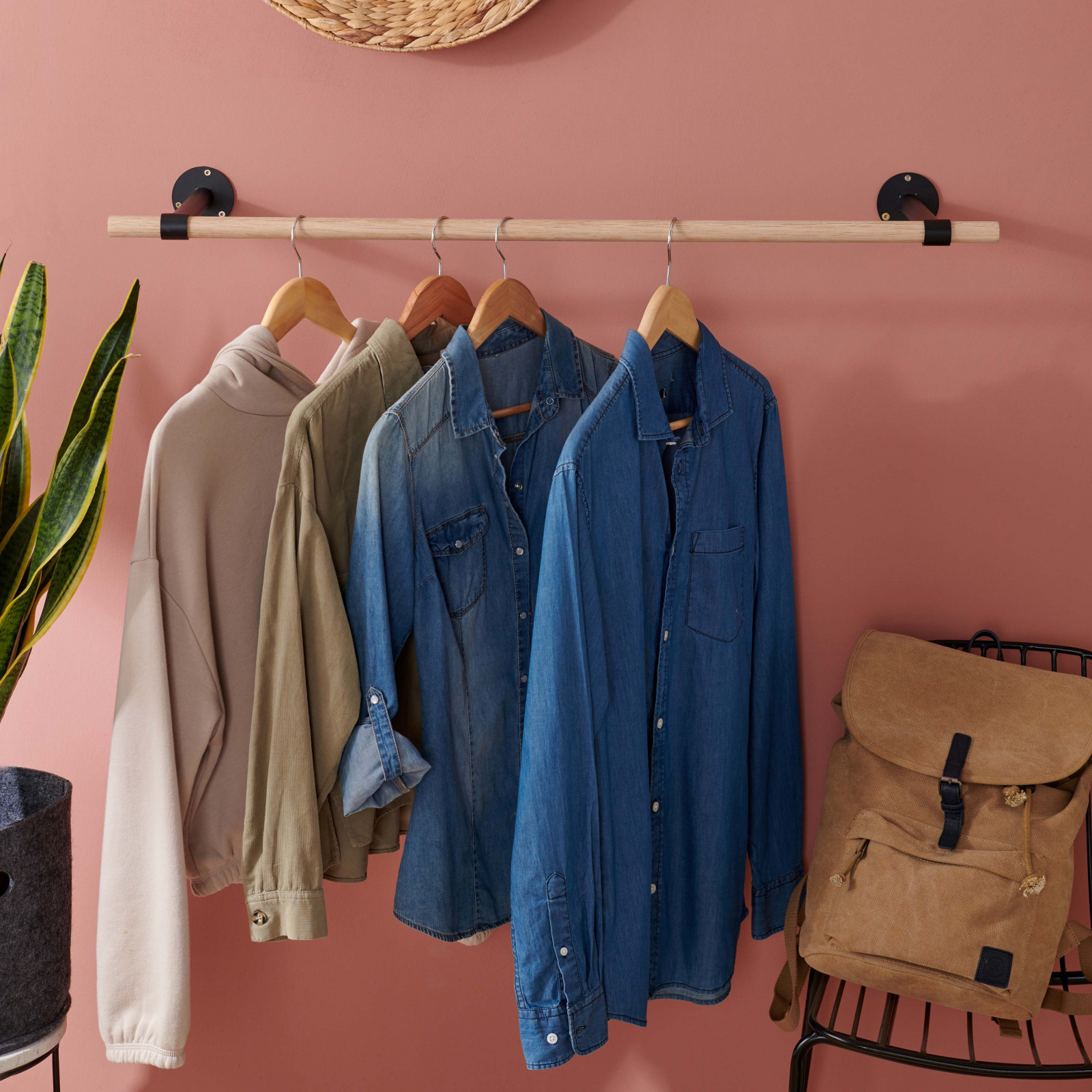 Portant penderie/ barre murale Chêne / Noir LOLA Portant penderie/ barre murale Chêne / Noir LOLA