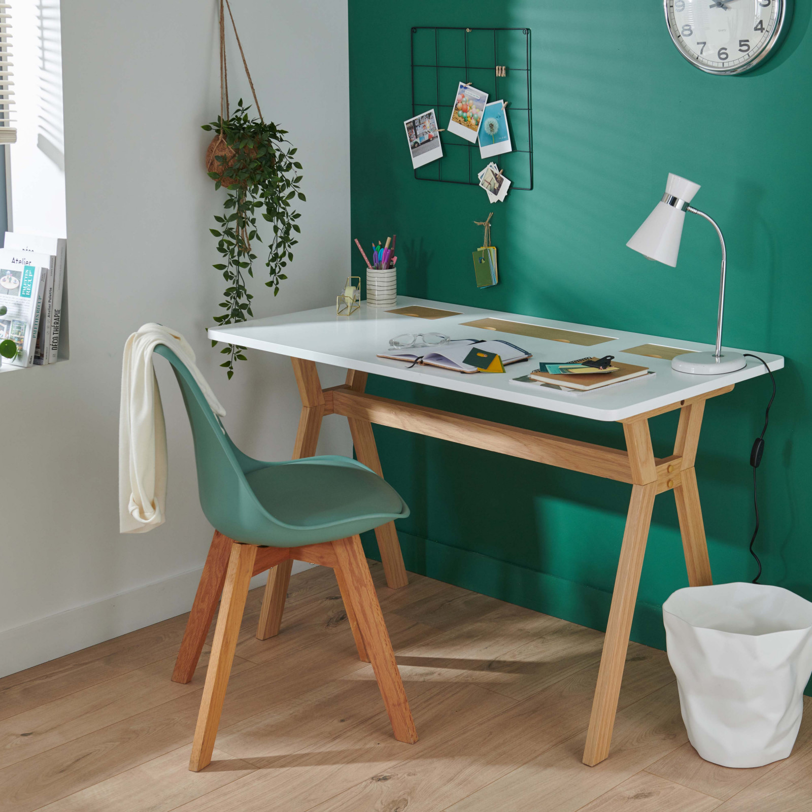 Une déco en blanc et bois dans le bureau