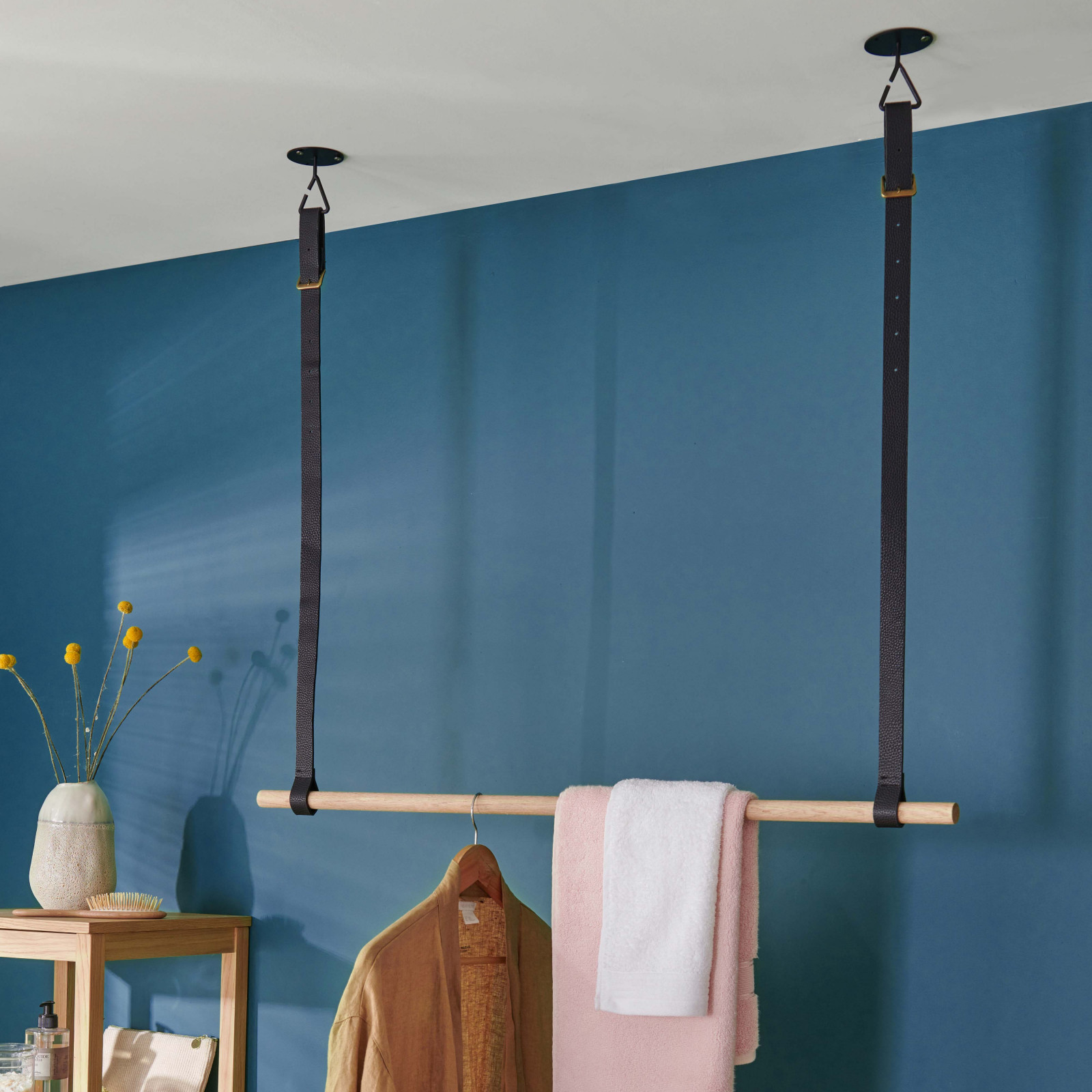 Kit penderie VIKY effet cuir - Penderie suspendue sous plafond Kit penderie VIKY effet cuir - Penderie suspendue sous plafond