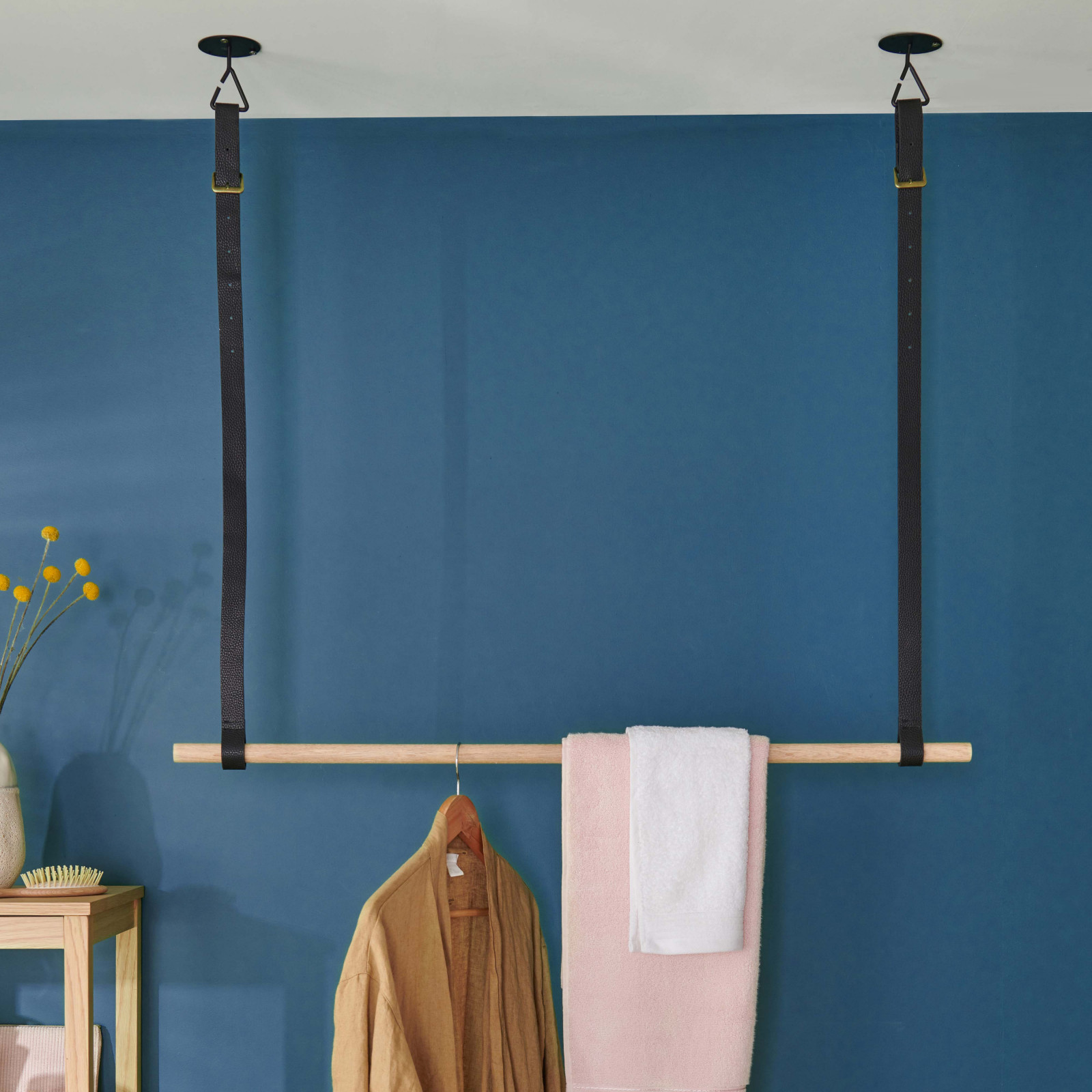Kit penderie VIKY effet cuir - Penderie suspendue sous plafond Kit penderie VIKY effet cuir - Penderie suspendue sous plafond