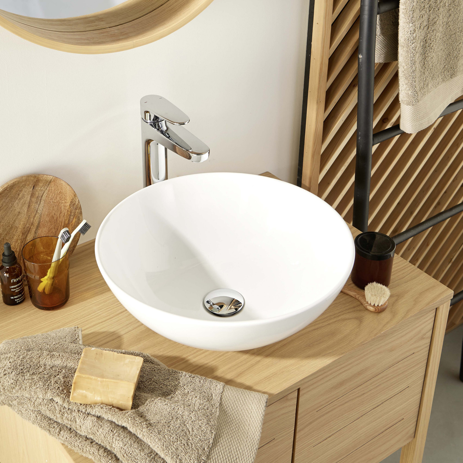 Vasque blanche ronde à poser en céramique Ø40 OMA - Vue de 3/4 Vasque blanche ronde à poser en céramique Ø40 OMA - Vue de 3/4